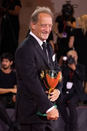 News - 2024 Winners Photocall - The 81st Venice International Film Festival Vincent Lindon poses with his award for best male actor during the 81st Venice International Film Festival at Palazzo del Cinema on September 7, 2024 in Venice, Italy. Photo: Cinzia Camela. Lido di Venezia Palazzo del Cinema Italy Copyright: xCinziaxCamelax xLiveMediax LPN_1508185