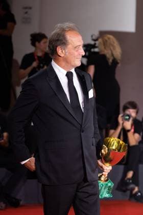 News - 2024 Winners Photocall - The 81st Venice International Film Festival Vincent Lindon poses with his award for best male actor during the 81st Venice International Film Festival at Palazzo del Cinema on September 7, 2024 in Venice, Italy. Photo: Cinzia Camela. Lido di Venezia Palazzo del Cinema Italy Copyright: xCinziaxCamelax xLiveMediax LPN_1508186