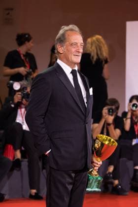 News - 2024 Winners Photocall - The 81st Venice International Film Festival Vincent Lindon poses with his award for best male actor during the 81st Venice International Film Festival at Palazzo del Cinema on September 7, 2024 in Venice, Italy. Photo: Cinzia Camela. Lido di Venezia Palazzo del Cinema Italy Copyright: xCinziaxCamelax xLiveMediax LPN_1508187