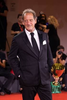 News - 2024 Winners Photocall - The 81st Venice International Film Festival Vincent Lindon poses with his award for best male actor during the 81st Venice International Film Festival at Palazzo del Cinema on September 7, 2024 in Venice, Italy. Photo: Cinzia Camela. Lido di Venezia Palazzo del Cinema Italy Copyright: xCinziaxCamelax xLiveMediax LPN_1508188