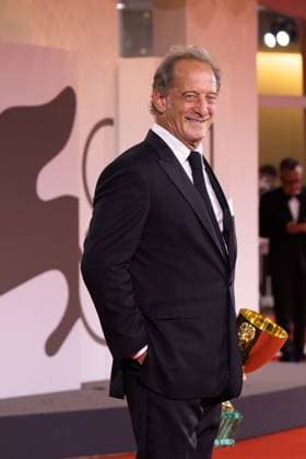 News - 2024 Winners Photocall - The 81st Venice International Film Festival Vincent Lindon poses with his award for best male actor during the 81st Venice International Film Festival at Palazzo del Cinema on September 7, 2024 in Venice, Italy. Photo: Cinzia Camela. Lido di Venezia Palazzo del Cinema Italy Copyright: xCinziaxCamelax xLiveMediax LPN_1508190