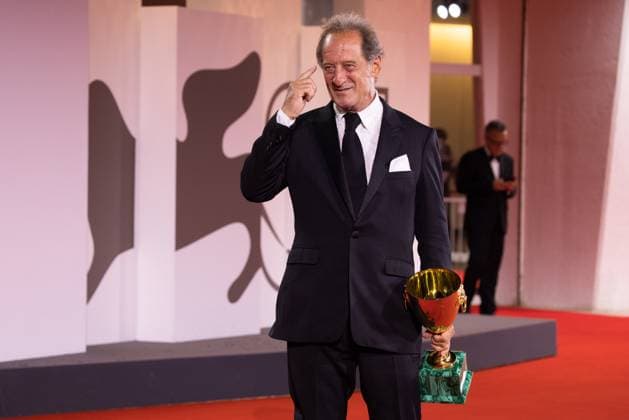 News - 2024 Winners Photocall - The 81st Venice International Film Festival Vincent Lindon poses with his award for best male actor during the 81st Venice International Film Festival at Palazzo del Cinema on September 7, 2024 in Venice, Italy. Photo: Cinzia Camela. Lido di Venezia Palazzo del Cinema Italy Copyright: xCinziaxCamelax xLiveMediax LPN_1508192