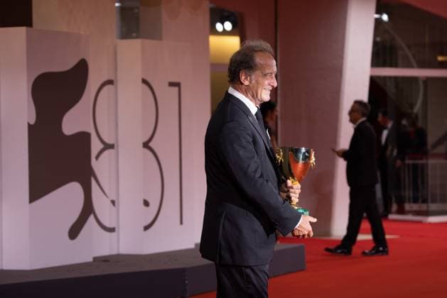 News - 2024 Winners Photocall - The 81st Venice International Film Festival Vincent Lindon poses with his award for best male actor during the 81st Venice International Film Festival at Palazzo del Cinema on September 7, 2024 in Venice, Italy. Photo: Cinzia Camela. Lido di Venezia Palazzo del Cinema Italy Copyright: xCinziaxCamelax xLiveMediax LPN_1508193