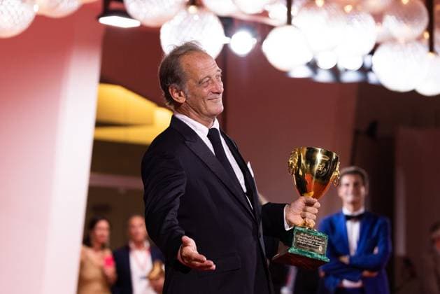 News - 2024 Winners Photocall - The 81st Venice International Film Festival Vincent Lindon poses with his award for best male actor during the 81st Venice International Film Festival at Palazzo del Cinema on September 7, 2024 in Venice, Italy. Photo: Cinzia Camela. Lido di Venezia Palazzo del Cinema Italy Copyright: xCinziaxCamelax xLiveMediax LPN_1508194