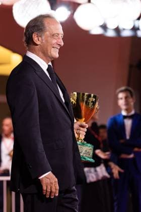 News - 2024 Winners Photocall - The 81st Venice International Film Festival Vincent Lindon poses with his award for best male actor during the 81st Venice International Film Festival at Palazzo del Cinema on September 7, 2024 in Venice, Italy. Photo: Cinzia Camela. Lido di Venezia Palazzo del Cinema Italy Copyright: xCinziaxCamelax xLiveMediax LPN_1508195