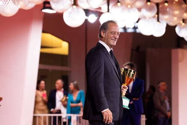 News - 2024 Winners Photocall - The 81st Venice International Film Festival Vincent Lindon poses with his award for best male actor during the 81st Venice International Film Festival at Palazzo del Cinema on September 7, 2024 in Venice, Italy. Photo: Cinzia Camela. Lido di Venezia Palazzo del Cinema Italy Copyright: xCinziaxCamelax xLiveMediax LPN_1508196