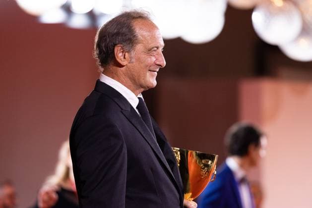 News - 2024 Winners Photocall - The 81st Venice International Film Festival Vincent Lindon poses with his award for best male actor during the 81st Venice International Film Festival at Palazzo del Cinema on September 7, 2024 in Venice, Italy. Photo: Cinzia Camela. Lido di Venezia Palazzo del Cinema Italy Copyright: xCinziaxCamelax xLiveMediax LPN_1508198