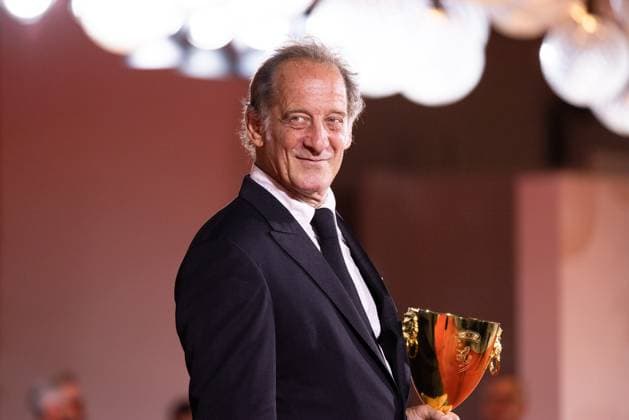 News - 2024 Winners Photocall - The 81st Venice International Film Festival Vincent Lindon poses with his award for best male actor during the 81st Venice International Film Festival at Palazzo del Cinema on September 7, 2024 in Venice, Italy. Photo: Cinzia Camela. Lido di Venezia Palazzo del Cinema Italy Copyright: xCinziaxCamelax xLiveMediax LPN_1508199