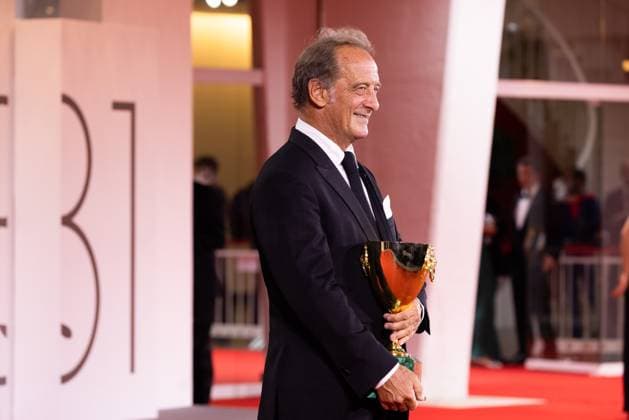 News - 2024 Winners Photocall - The 81st Venice International Film Festival Vincent Lindon poses with his award for best male actor during the 81st Venice International Film Festival at Palazzo del Cinema on September 7, 2024 in Venice, Italy. Photo: Cinzia Camela. Lido di Venezia Palazzo del Cinema Italy Copyright: xCinziaxCamelax xLiveMediax LPN_1508200
