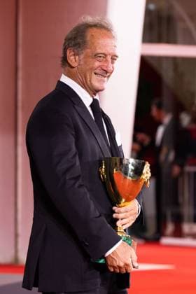 News - 2024 Winners Photocall - The 81st Venice International Film Festival Vincent Lindon poses with his award for best male actor during the 81st Venice International Film Festival at Palazzo del Cinema on September 7, 2024 in Venice, Italy. Photo: Cinzia Camela. Lido di Venezia Palazzo del Cinema Italy Copyright: xCinziaxCamelax xLiveMediax LPN_1508201
