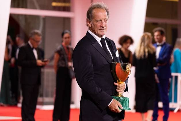 News - 2024 Winners Photocall - The 81st Venice International Film Festival Vincent Lindon poses with his award for best male actor during the 81st Venice International Film Festival at Palazzo del Cinema on September 7, 2024 in Venice, Italy. Photo: Cinzia Camela. Lido di Venezia Palazzo del Cinema Italy Copyright: xCinziaxCamelax xLiveMediax LPN_1508202