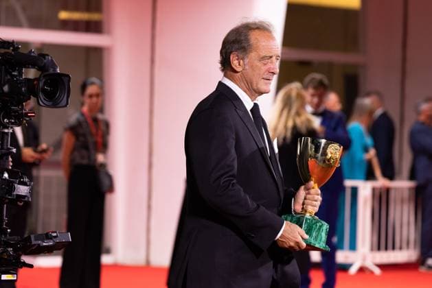 News - 2024 Winners Photocall - The 81st Venice International Film Festival Vincent Lindon poses with his award for best male actor during the 81st Venice International Film Festival at Palazzo del Cinema on September 7, 2024 in Venice, Italy. Photo: Cinzia Camela. Lido di Venezia Palazzo del Cinema Italy Copyright: xCinziaxCamelax xLiveMediax LPN_1508203