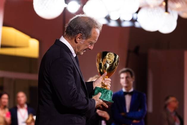 News - 2024 Winners Photocall - The 81st Venice International Film Festival Vincent Lindon poses with his award for best male actor during the 81st Venice International Film Festival at Palazzo del Cinema on September 7, 2024 in Venice, Italy. Photo: Cinzia Camela. Lido di Venezia Palazzo del Cinema Italy Copyright: xCinziaxCamelax xLiveMediax LPN_1508205