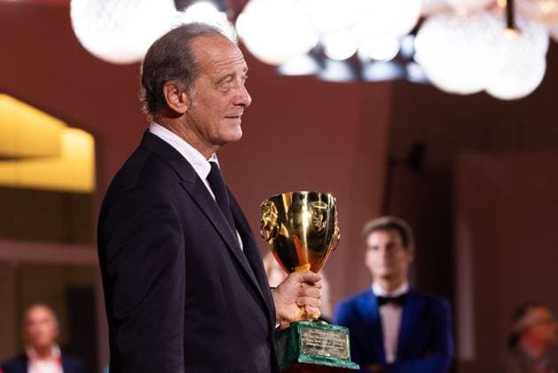 News - 2024 Winners Photocall - The 81st Venice International Film Festival Vincent Lindon poses with his award for best male actor during the 81st Venice International Film Festival at Palazzo del Cinema on September 7, 2024 in Venice, Italy. Photo: Cinzia Camela. Lido di Venezia Palazzo del Cinema Italy Copyright: xCinziaxCamelax xLiveMediax LPN_1508206