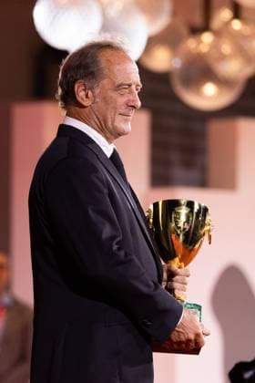 News - 2024 Winners Photocall - The 81st Venice International Film Festival Vincent Lindon poses with his award for best male actor during the 81st Venice International Film Festival at Palazzo del Cinema on September 7, 2024 in Venice, Italy. Photo: Cinzia Camela. Lido di Venezia Palazzo del Cinema Italy Copyright: xCinziaxCamelax xLiveMediax LPN_1508209