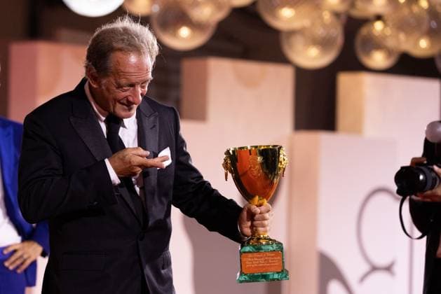 News - 2024 Winners Photocall - The 81st Venice International Film Festival Vincent Lindon poses with his award for best male actor during the 81st Venice International Film Festival at Palazzo del Cinema on September 7, 2024 in Venice, Italy. Photo: Cinzia Camela. Lido di Venezia Palazzo del Cinema Italy Copyright: xCinziaxCamelax xLiveMediax LPN_1508211