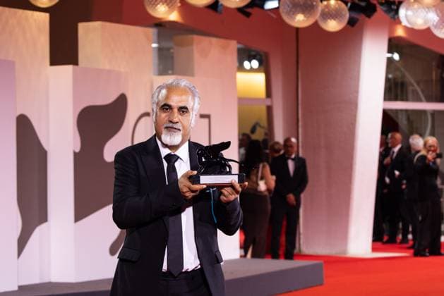 News - 2024 Winners Photocall - The 81st Venice International Film Festival Nader Saeivar poses with the Armani Beauty prize Award during the 81st Venice International Film Festival at Palazzo del Cinema on September 07, 2024 in Venice, Italy. Photo: Cinzia Camela. Lido di Venezia Palazzo del Cinema Italy Copyright: xCinziaxCamelax xLiveMediax LPN_1508371