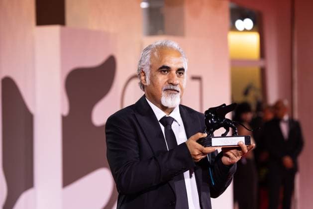 News - 2024 Winners Photocall - The 81st Venice International Film Festival Nader Saeivar poses with the Armani Beauty prize Award during the 81st Venice International Film Festival at Palazzo del Cinema on September 07, 2024 in Venice, Italy. Photo: Cinzia Camela. Lido di Venezia Palazzo del Cinema Italy Copyright: xCinziaxCamelax xLiveMediax LPN_1508372