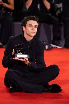 News - 2024 Winners Photocall - The 81st Venice International Film Festival Francesco Gheghi poses with the Horizons Best Actor award for Familia during the 81st Venice International Film Festival at Palazzo del Cinema on September 07, 2024 in Venice, Italy. Photo: Cinzia Camela. Lido di Venezia Palazzo del Cinema Italy Copyright: xCinziaxCamelax xLiveMediax LPN_1508380