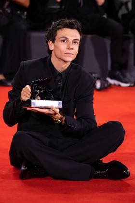 News - 2024 Winners Photocall - The 81st Venice International Film Festival Francesco Gheghi poses with the Horizons Best Actor award for Familia during the 81st Venice International Film Festival at Palazzo del Cinema on September 07, 2024 in Venice, Italy. Photo: Cinzia Camela. Lido di Venezia Palazzo del Cinema Italy Copyright: xCinziaxCamelax xLiveMediax LPN_1508381