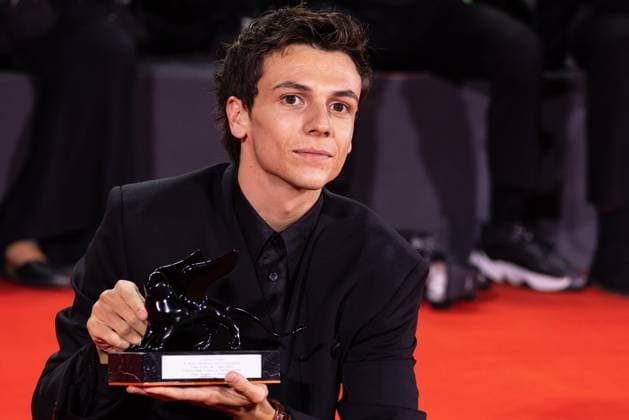 News - 2024 Winners Photocall - The 81st Venice International Film Festival Francesco Gheghi poses with the Horizons Best Actor award for Familia during the 81st Venice International Film Festival at Palazzo del Cinema on September 07, 2024 in Venice, Italy. Photo: Cinzia Camela. Lido di Venezia Palazzo del Cinema Italy Copyright: xCinziaxCamelax xLiveMediax LPN_1508382