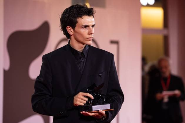 News - 2024 Winners Photocall - The 81st Venice International Film Festival Francesco Gheghi poses with the Horizons Best Actor award for Familia during the 81st Venice International Film Festival at Palazzo del Cinema on September 07, 2024 in Venice, Italy. Photo: Cinzia Camela. Lido di Venezia Palazzo del Cinema Italy Copyright: xCinziaxCamelax xLiveMediax LPN_1508383