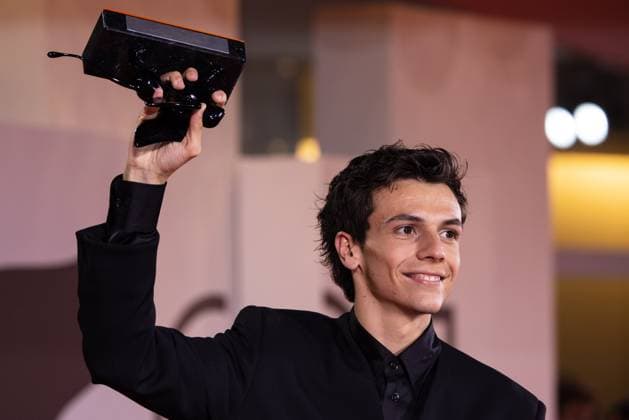 News - 2024 Winners Photocall - The 81st Venice International Film Festival Francesco Gheghi poses with the Horizons Best Actor award for Familia during the 81st Venice International Film Festival at Palazzo del Cinema on September 07, 2024 in Venice, Italy. Photo: Cinzia Camela. Lido di Venezia Palazzo del Cinema Italy Copyright: xCinziaxCamelax xLiveMediax LPN_1508384