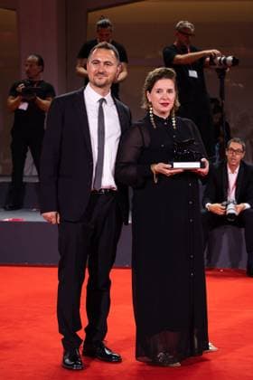 News - 2024 Winners Photocall - The 81st Venice International Film Festival Dorothe Beinemeier (R) poses with the Horizons Best Screenplay award for Happy Holidays during the 81st Venice International Film Festival at Palazzo del Cinema on September 07, 2024 in Venice, Italy. Photo: Cinzia Camela. Lido di Venezia Palazzo del Cinema Italy Copyright: xCinziaxCamelax xLiveMediax LPN_1508385