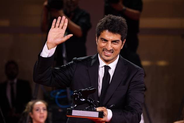 Entertainment Bilder des Tages News - 2024 Winners Photocall - The 81st Venice International Film Festival Murat Firatoglu poses with the Special Jury Prize for One Of Those Days When Hemme Dies during the 81st Venice International Film Festival at Palazzo del Cinema on September 07, 2024 in Venice, Italy. Photo: Cinzia Camela. Lido di Venezia Palazzo del Cinema Italy Copyright: xCinziaxCamelax xLiveMediax LPN_1508391
