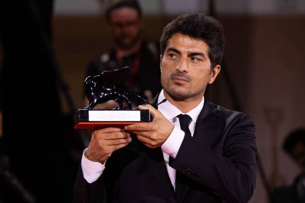 News - 2024 Winners Photocall - The 81st Venice International Film Festival Murat Firatoglu poses with the Special Jury Prize for One Of Those Days When Hemme Dies during the 81st Venice International Film Festival at Palazzo del Cinema on September 07, 2024 in Venice, Italy. Photo: Cinzia Camela. Lido di Venezia Palazzo del Cinema Italy Copyright: xCinziaxCamelax xLiveMediax LPN_1508393