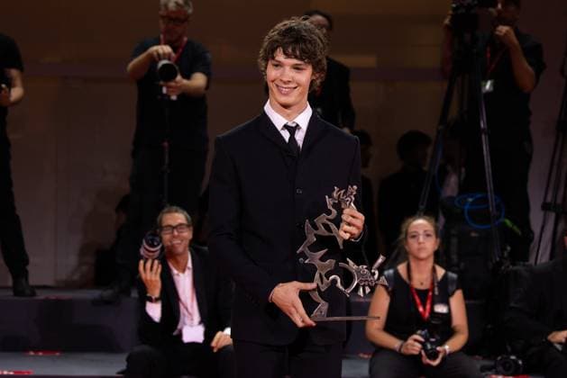 News - 2024 Winners Photocall - The 81st Venice International Film Festival Paul Kircher poses with the Marcello Mastroianni Award for And Their Children After Them during the 81st Venice International Film Festival at Palazzo del Cinema on September 07, 2024 in Venice, Italy. Photo: Cinzia Camela. Lido di Venezia Palazzo del Cinema Italy Copyright: xCinziaxCamelax xLiveMediax LPN_1508395