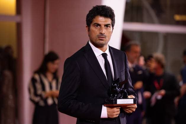 News - 2024 Winners Photocall - The 81st Venice International Film Festival Murat Firatoglu poses with the Special Jury Prize for One Of Those Days When Hemme Dies during the 81st Venice International Film Festival at Palazzo del Cinema on September 07, 2024 in Venice, Italy. Photo: Cinzia Camela. Lido di Venezia Palazzo del Cinema Italy Copyright: xCinziaxCamelax xLiveMediax LPN_1508396