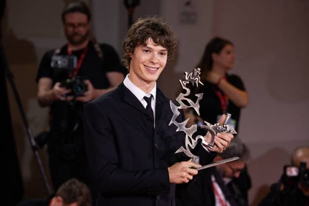 News - 2024 Winners Photocall - The 81st Venice International Film Festival Paul Kircher poses with the Marcello Mastroianni Award for And Their Children After Them during the 81st Venice International Film Festival at Palazzo del Cinema on September 07, 2024 in Venice, Italy. Photo: Cinzia Camela. Lido di Venezia Palazzo del Cinema Italy Copyright: xCinziaxCamelax xLiveMediax LPN_1508399