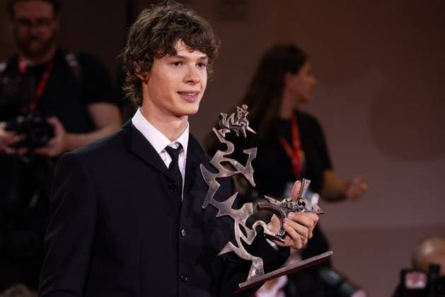 News - 2024 Winners Photocall - The 81st Venice International Film Festival Paul Kircher poses with the Marcello Mastroianni Award for And Their Children After Them during the 81st Venice International Film Festival at Palazzo del Cinema on September 07, 2024 in Venice, Italy. Photo: Cinzia Camela. Lido di Venezia Palazzo del Cinema Italy Copyright: xCinziaxCamelax xLiveMediax LPN_1508400