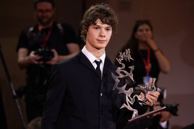 News - 2024 Winners Photocall - The 81st Venice International Film Festival Paul Kircher poses with the Marcello Mastroianni Award for And Their Children After Them during the 81st Venice International Film Festival at Palazzo del Cinema on September 07, 2024 in Venice, Italy. Photo: Cinzia Camela. Lido di Venezia Palazzo del Cinema Italy Copyright: xCinziaxCamelax xLiveMediax LPN_1508401