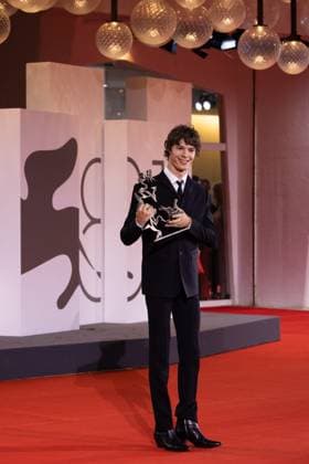 News - 2024 Winners Photocall - The 81st Venice International Film Festival Paul Kircher poses with the Marcello Mastroianni Award for And Their Children After Them during the 81st Venice International Film Festival at Palazzo del Cinema on September 07, 2024 in Venice, Italy. Photo: Cinzia Camela. Lido di Venezia Palazzo del Cinema Italy Copyright: xCinziaxCamelax xLiveMediax LPN_1508402