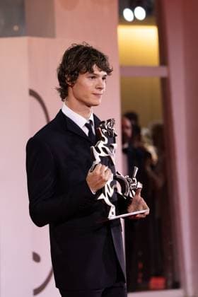 News - 2024 Winners Photocall - The 81st Venice International Film Festival Paul Kircher poses with the Marcello Mastroianni Award for And Their Children After Them during the 81st Venice International Film Festival at Palazzo del Cinema on September 07, 2024 in Venice, Italy. Photo: Cinzia Camela. Lido di Venezia Palazzo del Cinema Italy Copyright: xCinziaxCamelax xLiveMediax LPN_1508403