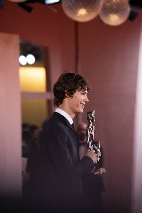 News - 2024 Winners Photocall - The 81st Venice International Film Festival Paul Kircher poses with the Marcello Mastroianni Award for And Their Children After Them during the 81st Venice International Film Festival at Palazzo del Cinema on September 07, 2024 in Venice, Italy. Photo: Cinzia Camela. Lido di Venezia Palazzo del Cinema Italy Copyright: xCinziaxCamelax xLiveMediax LPN_1508404