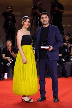 News - 2024 Winners Photocall - The 81st Venice International Film Festival Zayne Akyol and Arshia Shakiba pose with the Best Short Film Award for Who Loves The Sun during the 81st Venice International Film Festival at Palazzo del Cinema on September 07, 2024 in Venice, Italy. Photo: Cinzia Camela. Lido di Venezia Palazzo del Cinema Italy Copyright: xCinziaxCamelax xLiveMediax LPN_1508405