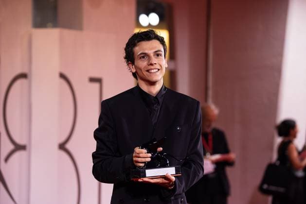 News - 2024 Winners Photocall - The 81st Venice International Film Festival Francesco Gheghi poses with the Horizons Best Actor award for Familia during the 81st Venice International Film Festival at Palazzo del Cinema on September 07, 2024 in Venice, Italy. Photo: Cinzia Camela. Lido di Venezia Palazzo del Cinema Italy Copyright: xCinziaxCamelax xLiveMediax LPN_1508386
