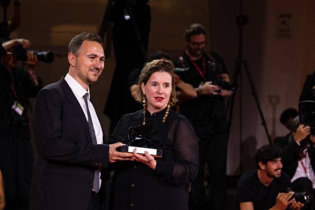News - 2024 Winners Photocall - The 81st Venice International Film Festival Dorothe Beinemeier (R) poses with the Horizons Best Screenplay award for Happy Holidays during the 81st Venice International Film Festival at Palazzo del Cinema on September 07, 2024 in Venice, Italy. Photo: Cinzia Camela. Lido di Venezia Palazzo del Cinema Italy Copyright: xCinziaxCamelax xLiveMediax LPN_1508387