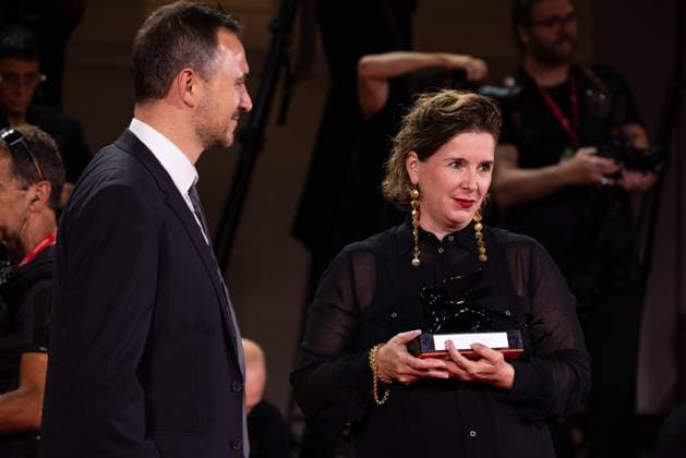News - 2024 Winners Photocall - The 81st Venice International Film Festival Dorothe Beinemeier (R) poses with the Horizons Best Screenplay award for Happy Holidays during the 81st Venice International Film Festival at Palazzo del Cinema on September 07, 2024 in Venice, Italy. Photo: Cinzia Camela. Lido di Venezia Palazzo del Cinema Italy Copyright: xCinziaxCamelax xLiveMediax LPN_1508388