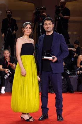 News - 2024 Winners Photocall - The 81st Venice International Film Festival Zayne Akyol and Arshia Shakiba pose with the Best Short Film Award for Who Loves The Sun during the 81st Venice International Film Festival at Palazzo del Cinema on September 07, 2024 in Venice, Italy. Photo: Cinzia Camela. Lido di Venezia Palazzo del Cinema Italy Copyright: xCinziaxCamelax xLiveMediax LPN_1508406