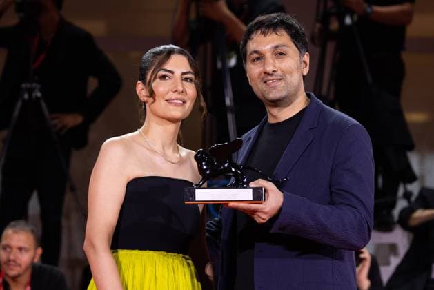 News - 2024 Winners Photocall - The 81st Venice International Film Festival Zayne Akyol and Arshia Shakiba pose with the Best Short Film Award for Who Loves The Sun during the 81st Venice International Film Festival at Palazzo del Cinema on September 07, 2024 in Venice, Italy. Photo: Cinzia Camela. Lido di Venezia Palazzo del Cinema Italy Copyright: xCinziaxCamelax xLiveMediax LPN_1508407