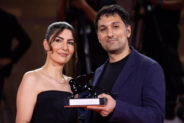 News - 2024 Winners Photocall - The 81st Venice International Film Festival Zayne Akyol and Arshia Shakiba pose with the Best Short Film Award for Who Loves The Sun during the 81st Venice International Film Festival at Palazzo del Cinema on September 07, 2024 in Venice, Italy. Photo: Cinzia Camela. Lido di Venezia Palazzo del Cinema Italy Copyright: xCinziaxCamelax xLiveMediax LPN_1508408
