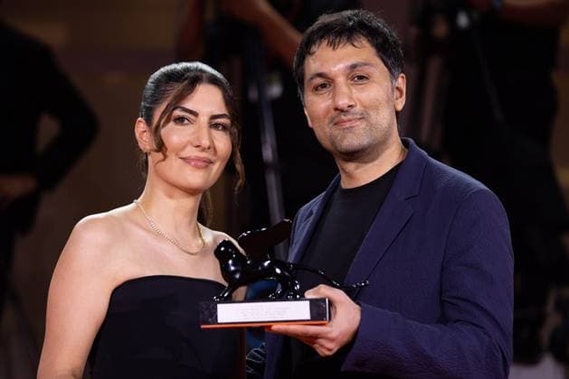 News - 2024 Winners Photocall - The 81st Venice International Film Festival Zayne Akyol and Arshia Shakiba pose with the Best Short Film Award for Who Loves The Sun during the 81st Venice International Film Festival at Palazzo del Cinema on September 07, 2024 in Venice, Italy. Photo: Cinzia Camela. Lido di Venezia Palazzo del Cinema Italy Copyright: xCinziaxCamelax xLiveMediax LPN_1508409