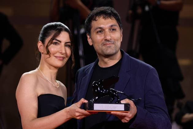 Entertainment Bilder des Tages News - 2024 Winners Photocall - The 81st Venice International Film Festival Zayne Akyol and Arshia Shakiba pose with the Best Short Film Award for Who Loves The Sun during the 81st Venice International Film Festival at Palazzo del Cinema on September 07, 2024 in Venice, Italy. Photo: Cinzia Camela. Lido di Venezia Palazzo del Cinema Italy Copyright: xCinziaxCamelax xLiveMediax LPN_1508410