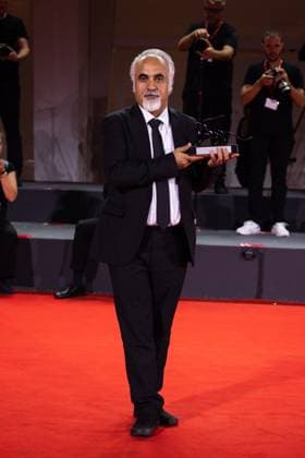 News - 2024 Winners Photocall - The 81st Venice International Film Festival Nader Saeivar poses with the Armani Beauty prize Award during the 81st Venice International Film Festival at Palazzo del Cinema on September 07, 2024 in Venice, Italy. Photo: Cinzia Camela. Lido di Venezia Palazzo del Cinema Italy Copyright: xCinziaxCamelax xLiveMediax LPN_1508478