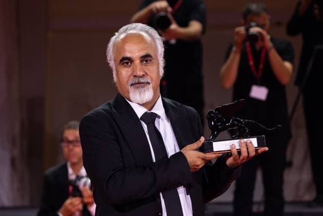 News - 2024 Winners Photocall - The 81st Venice International Film Festival Nader Saeivar poses with the Armani Beauty prize Award during the 81st Venice International Film Festival at Palazzo del Cinema on September 07, 2024 in Venice, Italy. Photo: Cinzia Camela. Lido di Venezia Palazzo del Cinema Italy Copyright: xCinziaxCamelax xLiveMediax LPN_1508479
