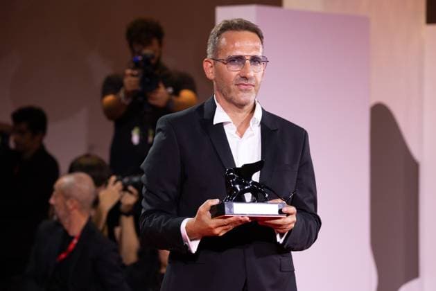 News - 2024 Winners Photocall - The 81st Venice International Film Festival Bogdan Muresanu poses with the Best Film Award for The New Year That Never Came during the 81st Venice International Film Festival at Palazzo del Cinema on September 07, 2024 in Venice, Italy. Photo: Cinzia Camela. Lido di Venezia Palazzo del Cinema Italy Copyright: xCinziaxCamelax xLiveMediax LPN_1508489